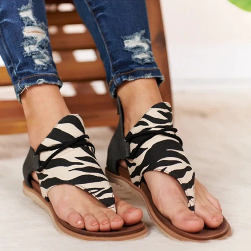 Zebra-Sandalen Damen, schwarz-weiß, flach, Sommermode, bequem, lässig, Jeans.