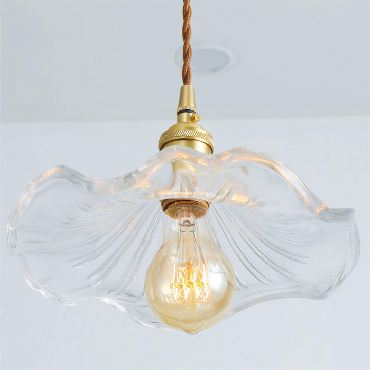 Kronleuchter aus Glas mit Vintage-Glühbirne, goldene Fassung, dekorative Beleuchtung.