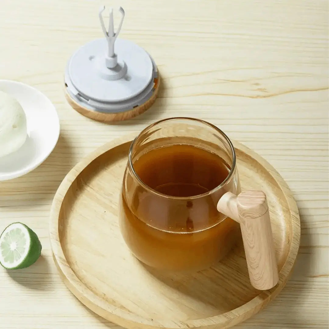 Glasbecher mit Holzgriff auf Tablett, Kaffee, Limette, moderner Stil, Küchenzubehör.