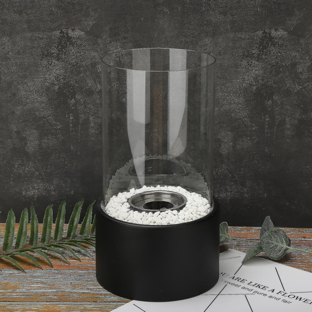 Moderne schwarze Öllampe mit Glaszylinder und weißen Steinen, dekorativ, Tischdekoration.