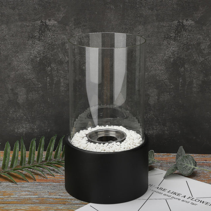 Moderne schwarze Öllampe mit Glaszylinder und weißen Steinen, dekorativ, Tischdekoration.