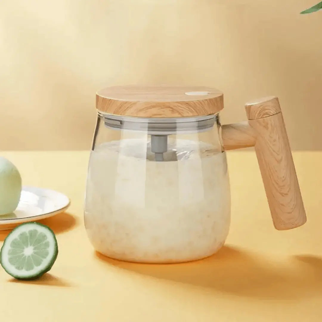 Glas-Teekanne mit Holzgriff und Deckel, modern, transparent, auf gelbem Hintergrund.