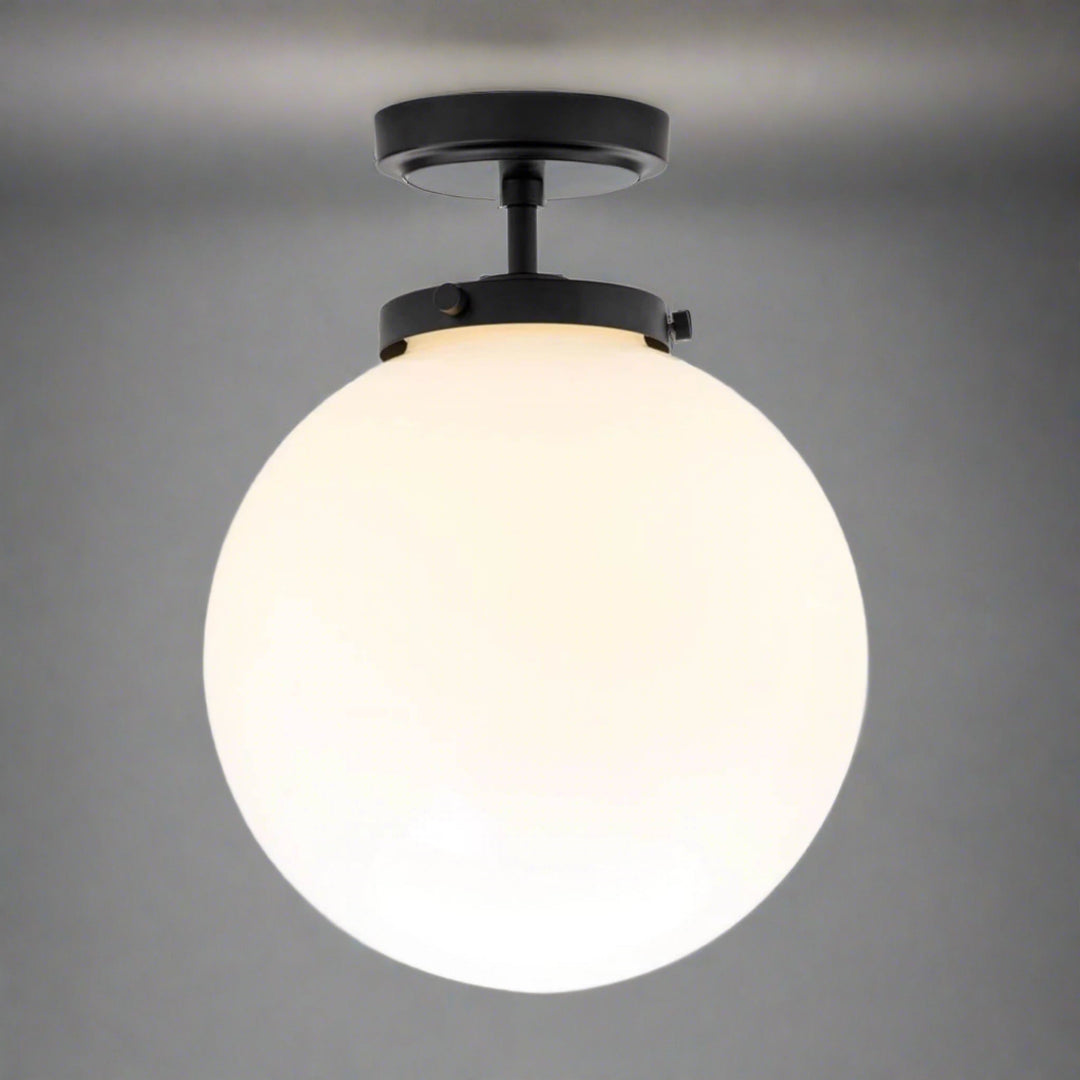 Schwarze Deckenleuchte mit weißem Glaskugel-Schirm, modernes Design, für Badezimmer geeignet.