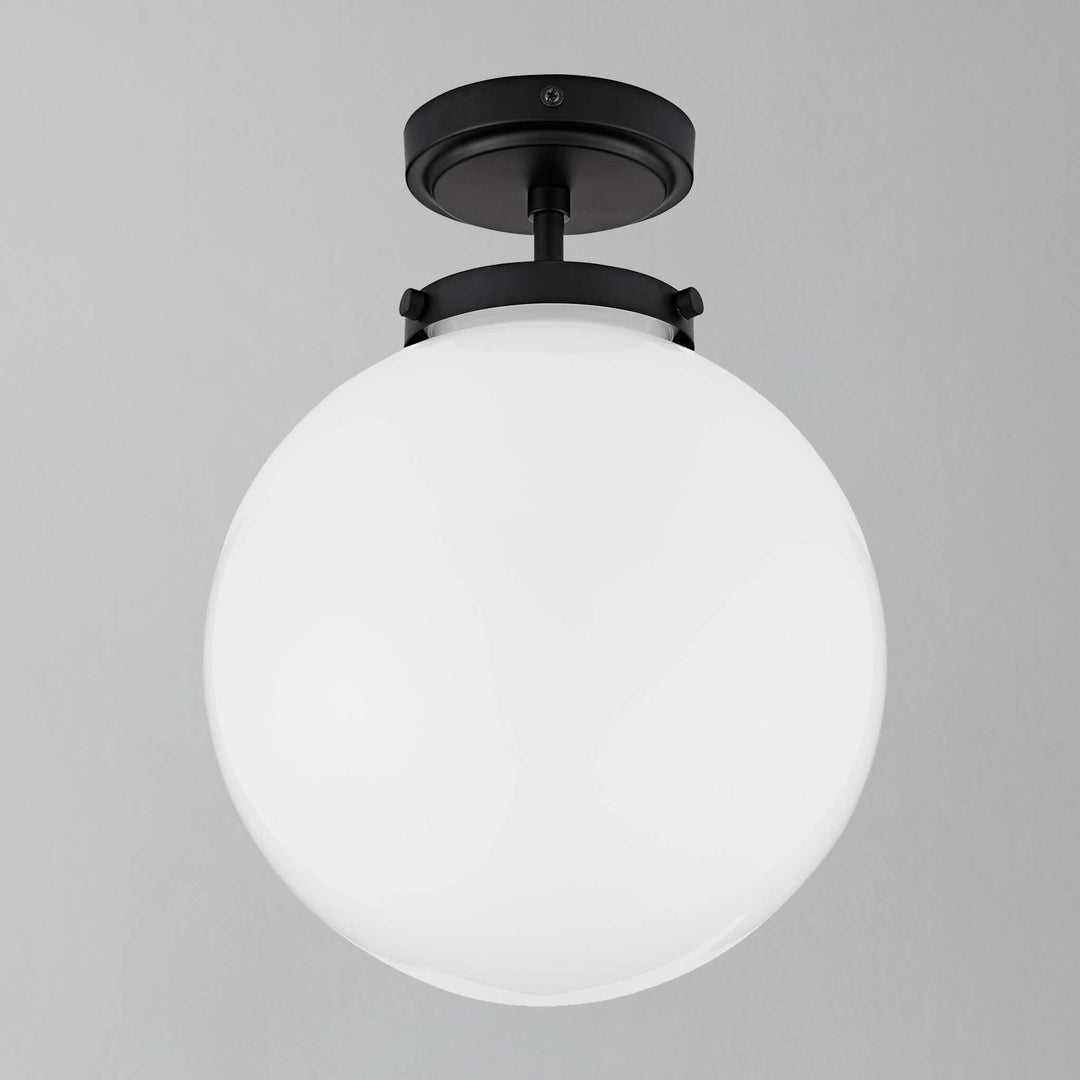 Schwarze Deckenleuchte mit weißem Glaskugel-Schirm, modernes Design, für Badezimmer geeignet.