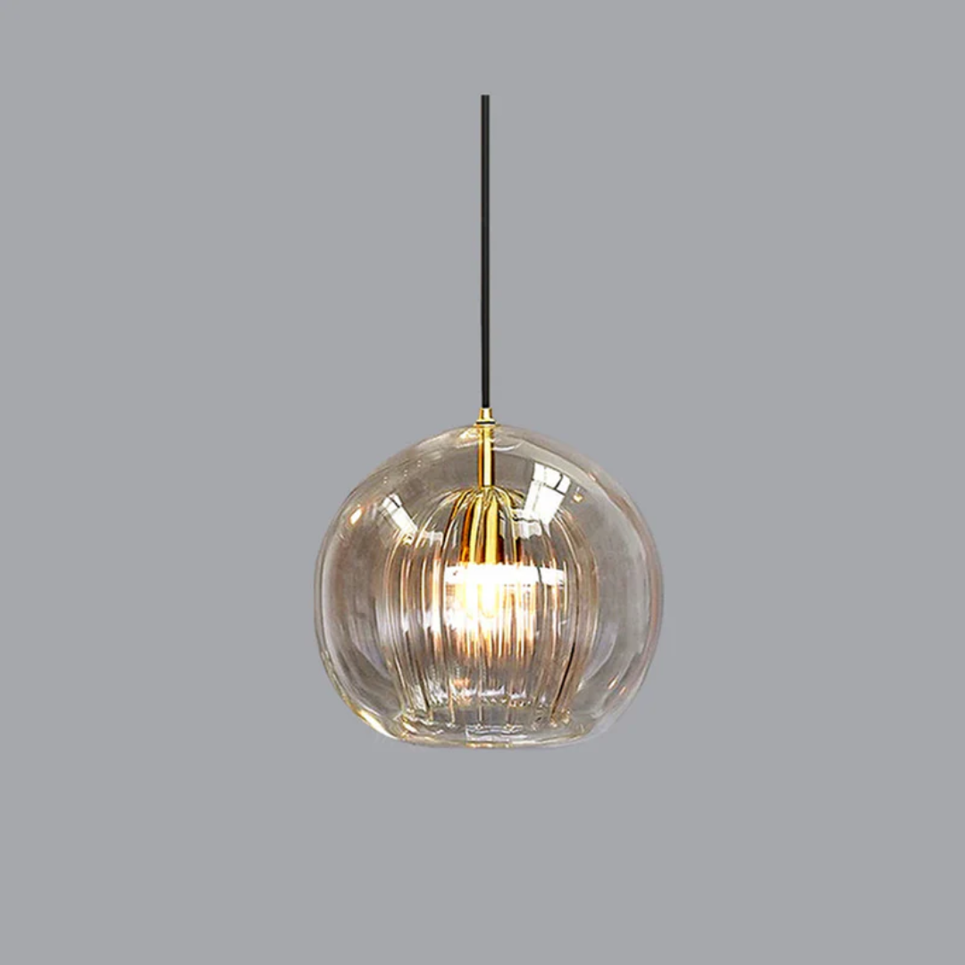 Moderne Glas-Pendelleuchte, transparent, goldene Akzente, für Wohnzimmer oder Esszimmer.