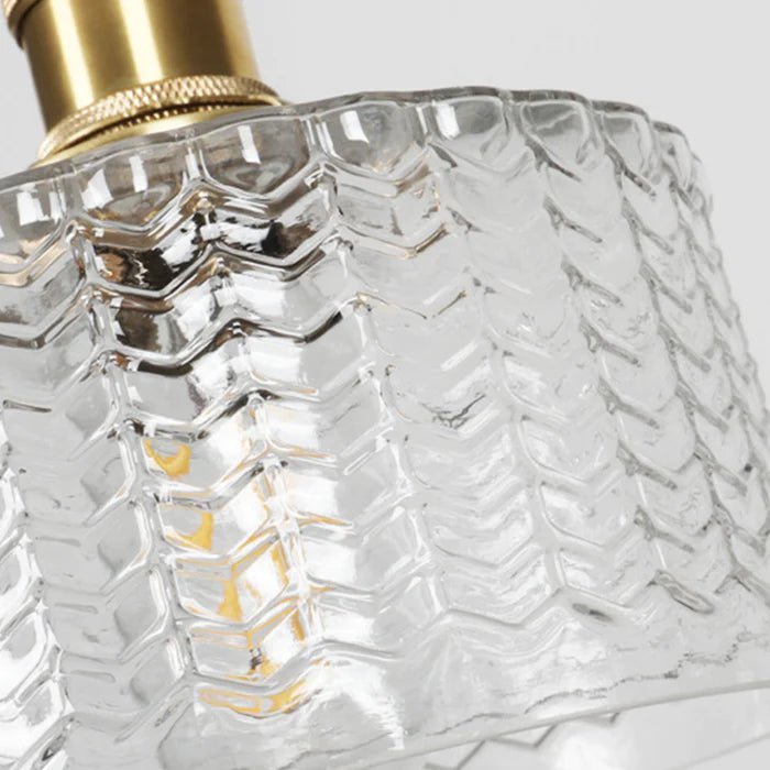 Klarglas-Lampenschirm mit goldener Fassung, modernes Design, strukturierte Oberfläche.