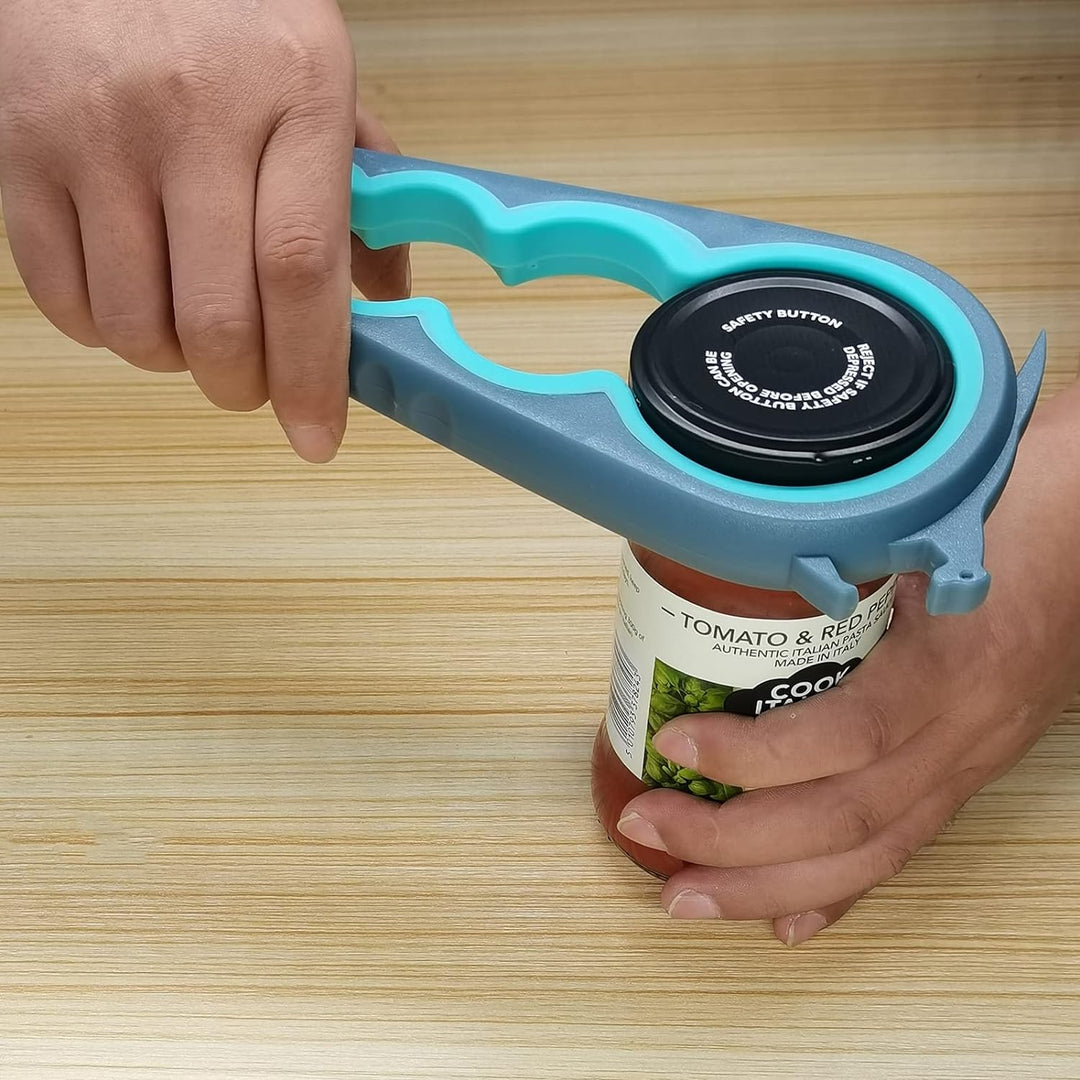 Hand benutzt blauen Glasöffner, um Tomatensauce-Glas auf Holztisch zu öffnen.