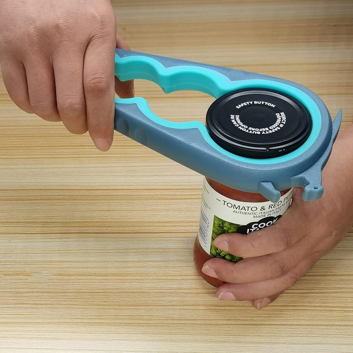 Hand benutzt blauen Glasöffner, um Tomatensauce-Glas auf Holztisch zu öffnen.