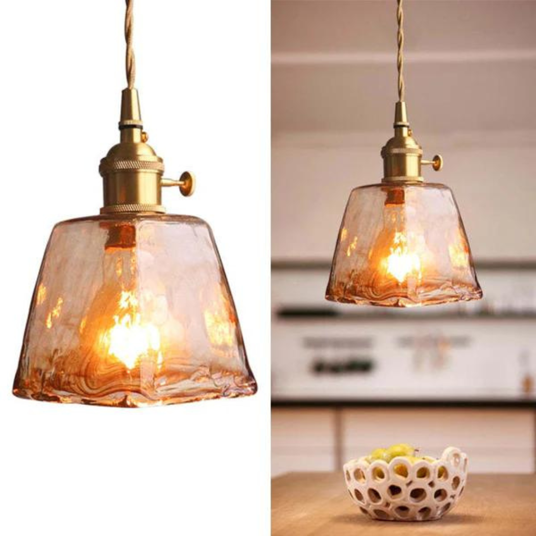 Vintage Pendelleuchte aus Glas, bernsteinfarben, mit Messingfassung, ideal für Esszimmerbeleuchtung.