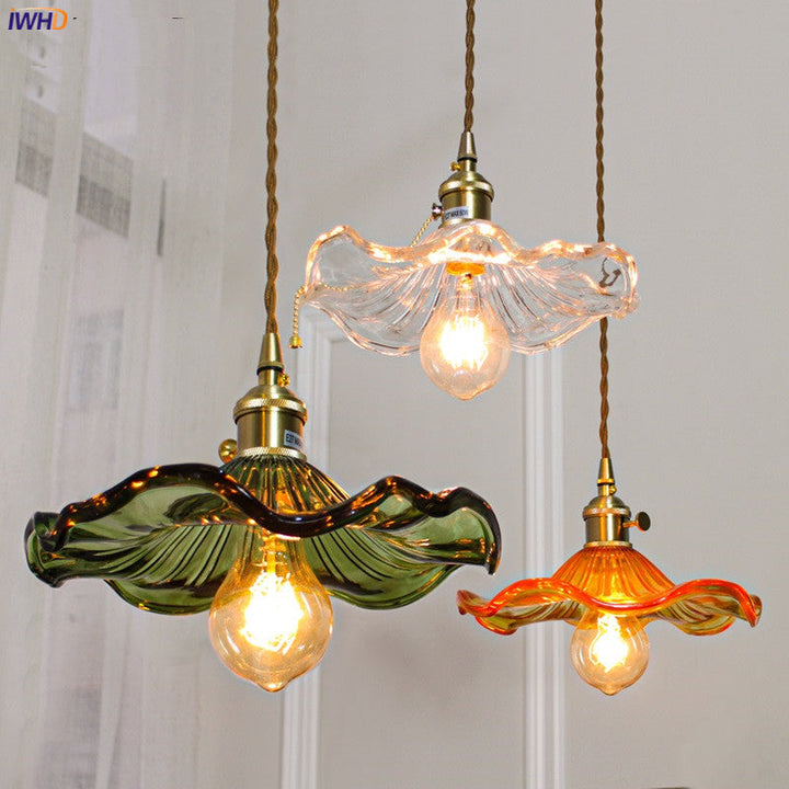 Drei bunte Glas-Pendelleuchten mit Edison-Glühbirnen, Vintage-Stil, Wohnzimmerbeleuchtung.