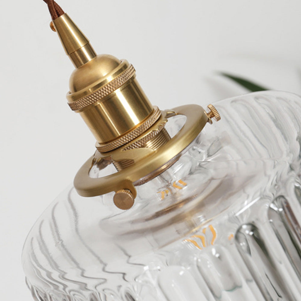 Goldene Vintage-Hängelampe mit geriffeltem Glas, E27-Fassung, Retro-Design, Wohnzimmerbeleuchtung.