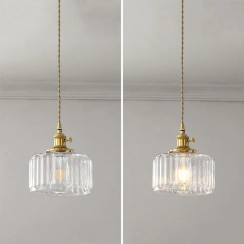 Zwei Vintage-Hängelampen aus Glas und Messing, eingeschaltet und ausgeschaltet, vor grauer Wand.
