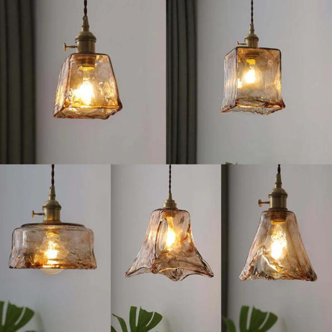 Fünf Vintage-Hängelampen aus Glas, warmes Licht, rustikales Design, Wohnzimmerbeleuchtung.