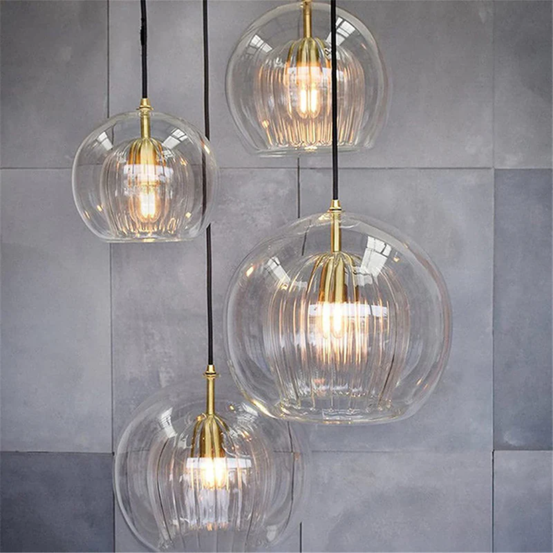 Moderne Glas-Pendelleuchten, transparent, goldene Fassung, elegantes Design, Wohnzimmerbeleuchtung.