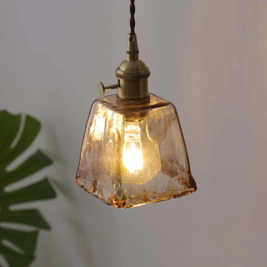 Vintage Hängelampe aus Glas, warmes Licht, bronzefarbene Fassung, dekorative Beleuchtung.