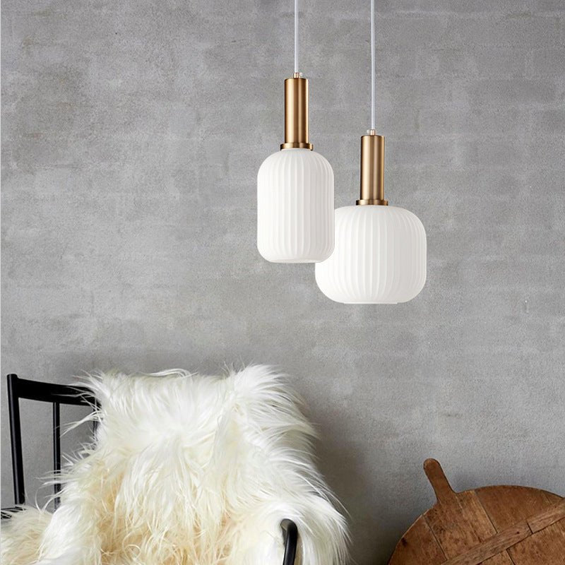 Zwei hängende Glaslampen, weiß, mit goldenen Fassungen, skandinavisches Design, moderne Beleuchtung.