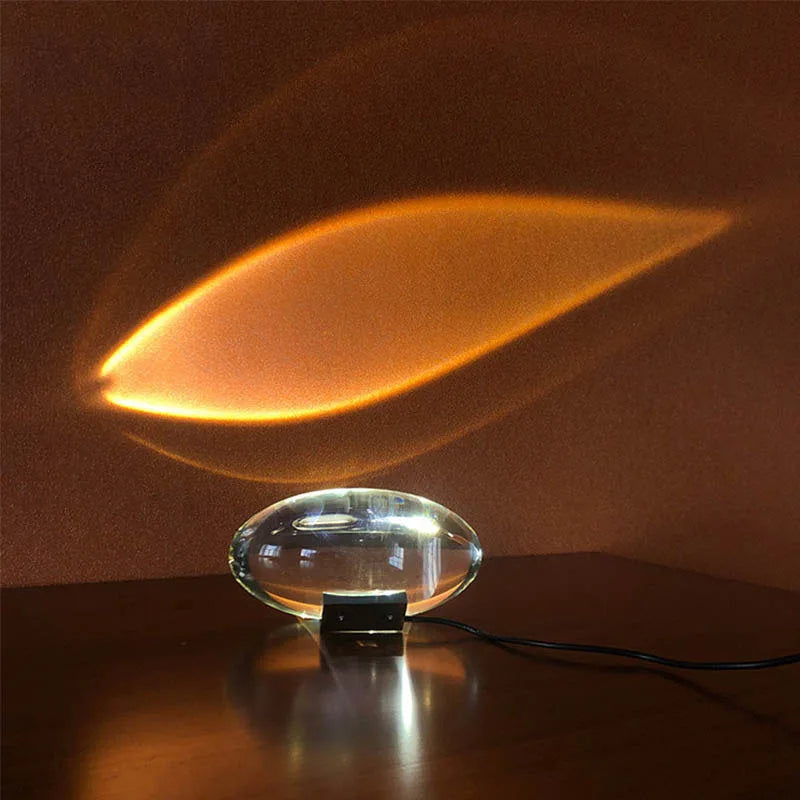 Kristall-Tischlampe projiziert warmes, gelbes Lichtmuster an Wand, modernes Design.