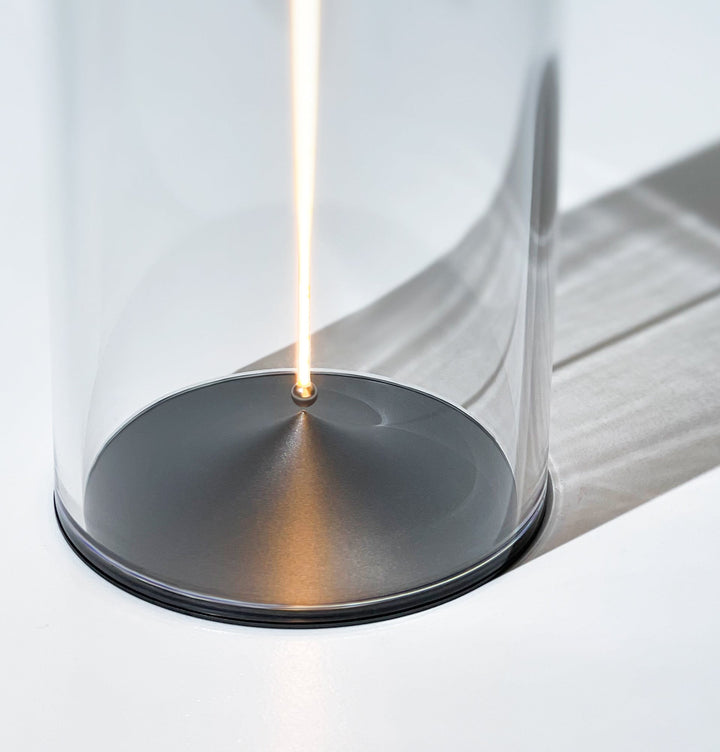 Transparente Glaslampe mit zylindrischem Design, minimalistisch, modernes Interieur, Beleuchtung.