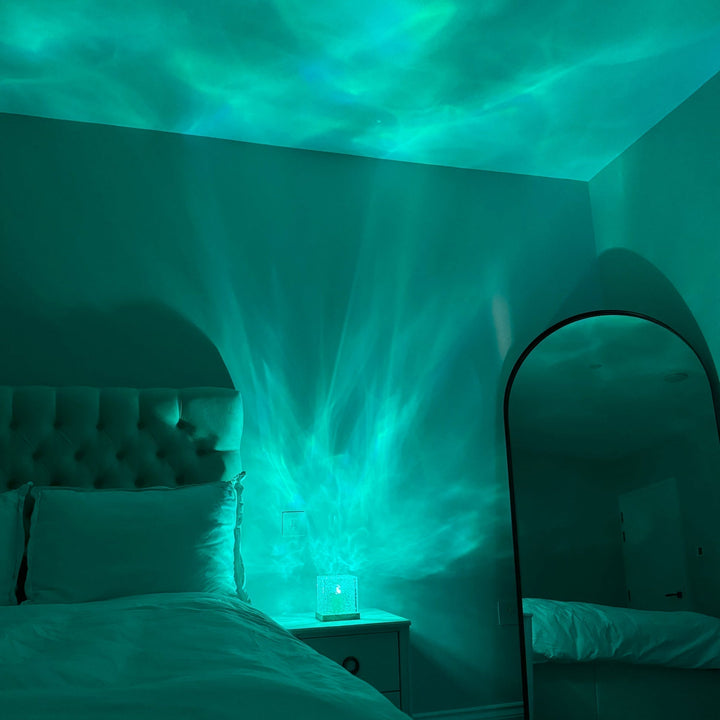 Grüne Aurora-Projektorlampe im Schlafzimmer, stimmungsvolle Beleuchtung, moderne Dekoration.