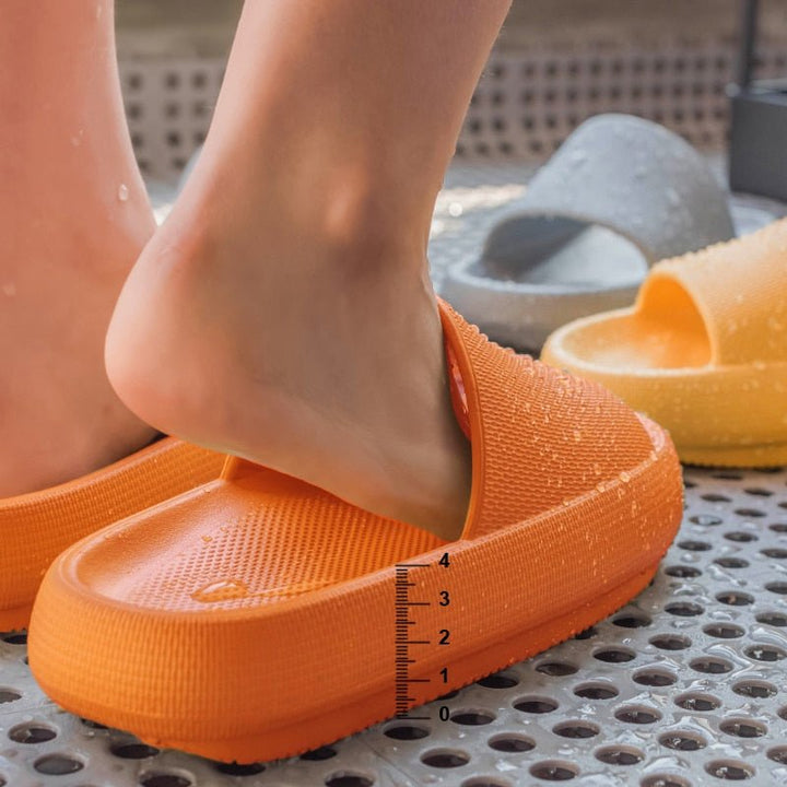 Orange Pantoletten aus Gummi, rutschfest, bequem, ideal für Badezimmer oder Pool.