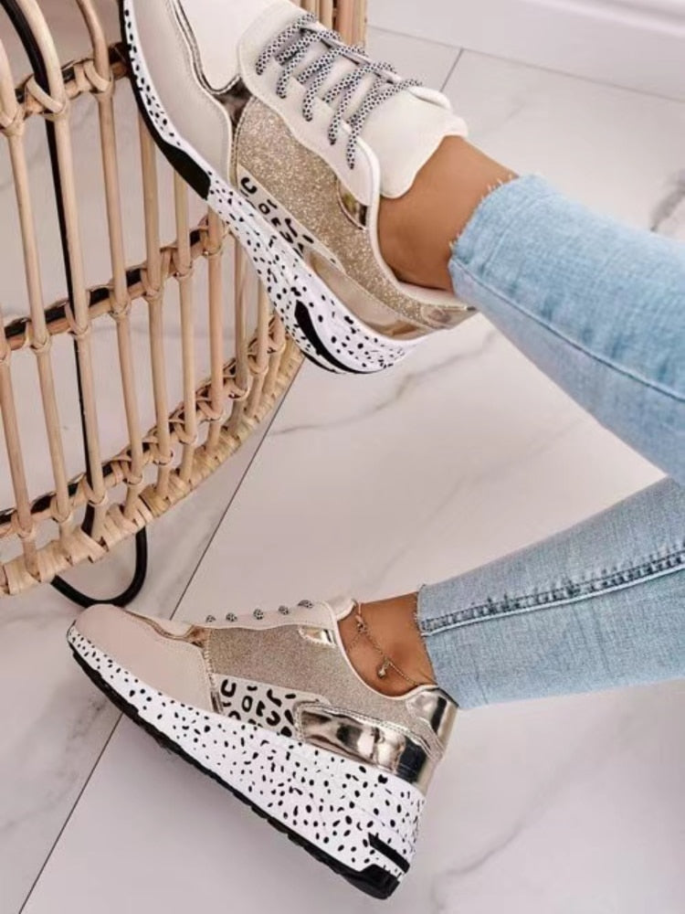Damen-Sneaker, beige und gold, mit Leopardenmuster-Sohle, modisch, lässig, bequem.