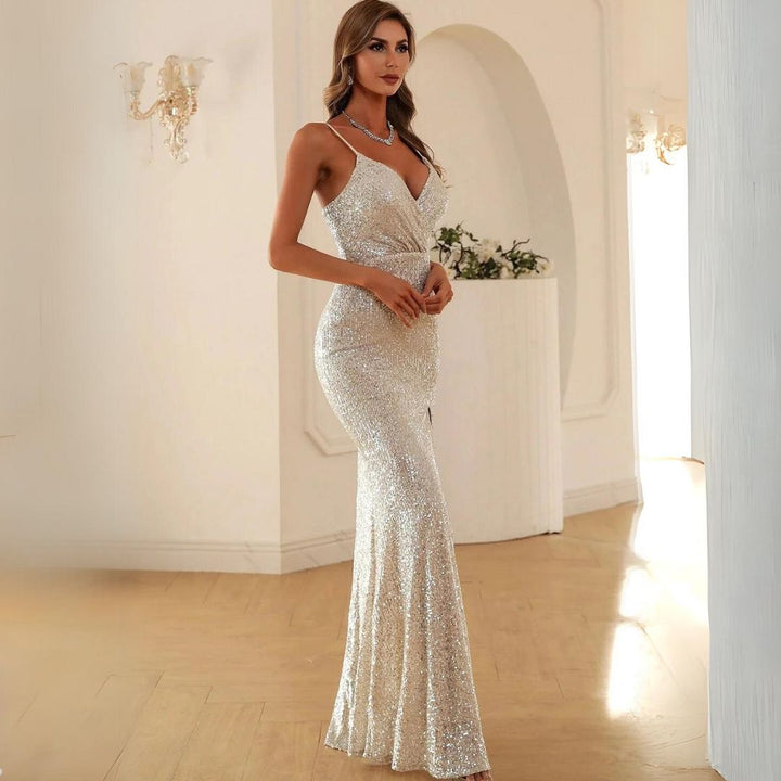 Frau in silbernem Paillettenkleid, elegantes Abendkleid, glamouröses Design, festliche Mode.