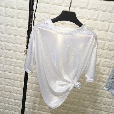 Glitzerndes weißes Damen-T-Shirt, kurzärmelig, glamourös, aus schimmerndem Material.
