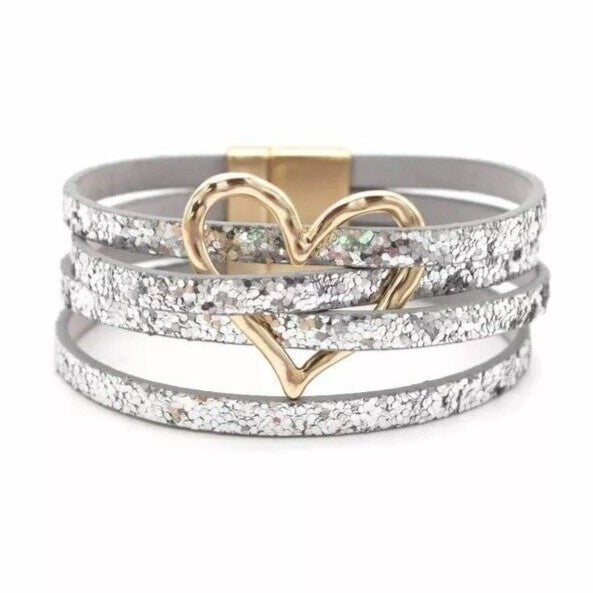 Glitzerndes Armband mit Herzanhänger, silberfarben, Leder, Magnetverschluss, modisches Accessoire.