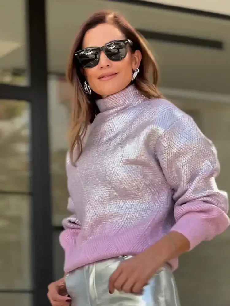 Frau in glänzendem, metallischem Strickpullover, rosa Farbverlauf, hoher Kragen, modisch.