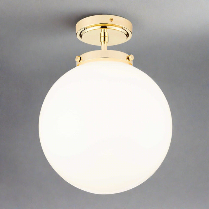 Goldene Deckenleuchte mit weißem Glaskugel-Schirm, modernes Design, Badezimmer geeignet.
