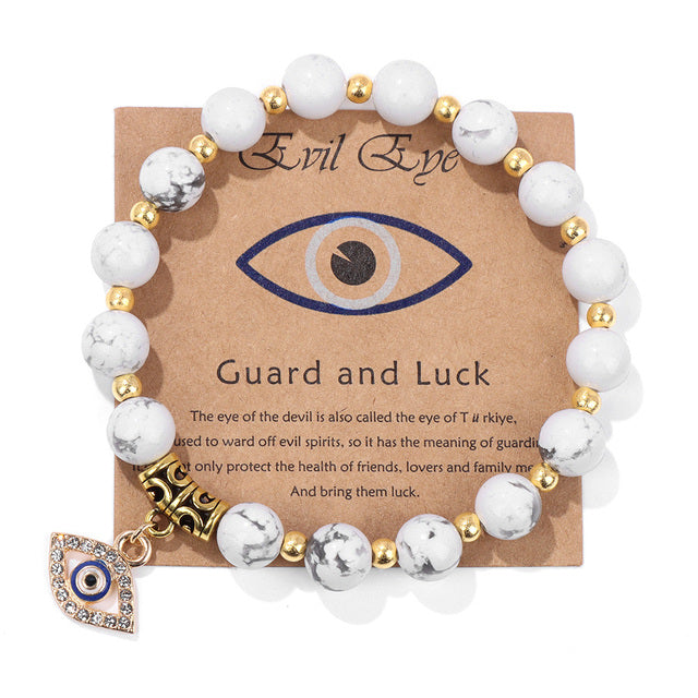 Weißes Natursteinarmband mit türkischem Auge, goldenen Perlen und Anhänger, Glücksbringer.