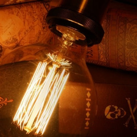 Glühbirne mit warmem Licht, Vintage-Stil, Edison-Design, dekorative Beleuchtung, Nahaufnahme.