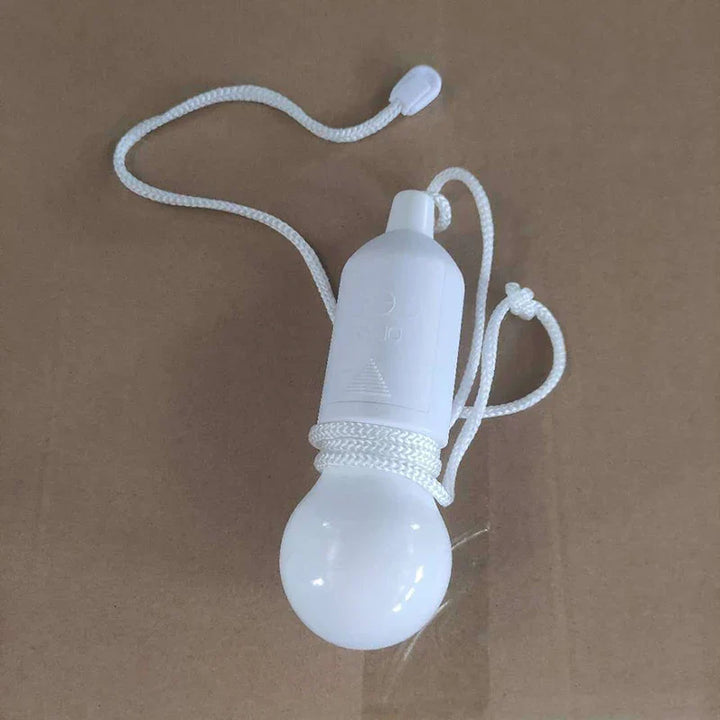 Weiße LED-Zuglampe mit Seil, batteriebetrieben, tragbar, für Camping und Outdoor.