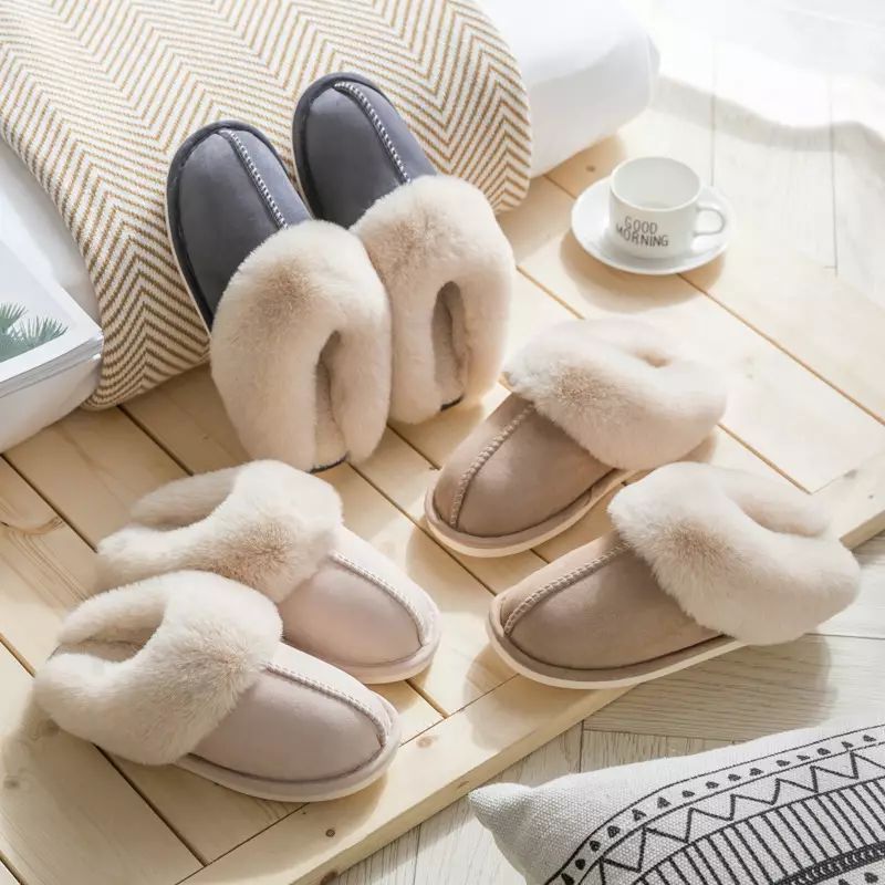 Graue und beige Hausschuhe aus Plüsch, gemütlich, warm, auf Holzfußboden, Schlafzimmer.