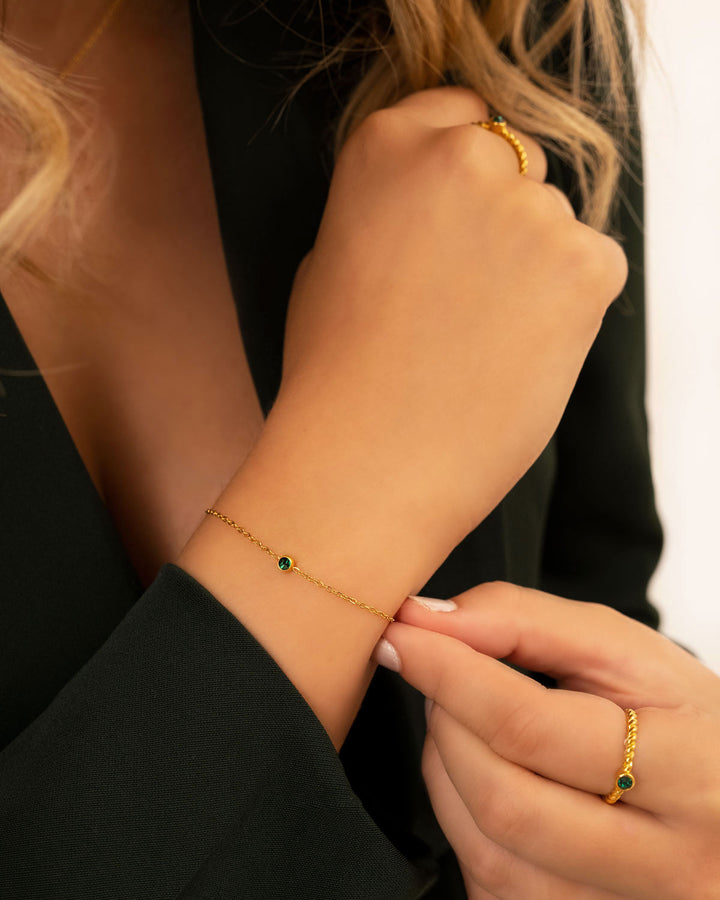 Goldenes Armband mit Geburtsstein, elegantes Design, Damen-Schmuck, modisches Accessoire.