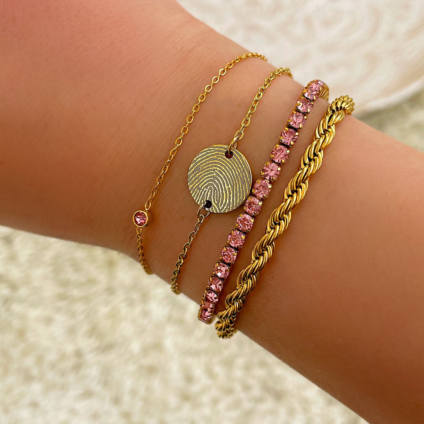 Goldene Armbänder mit rosa Kristallen, Tennisarmband, Fingerabdruck-Anhänger, Damenmode.