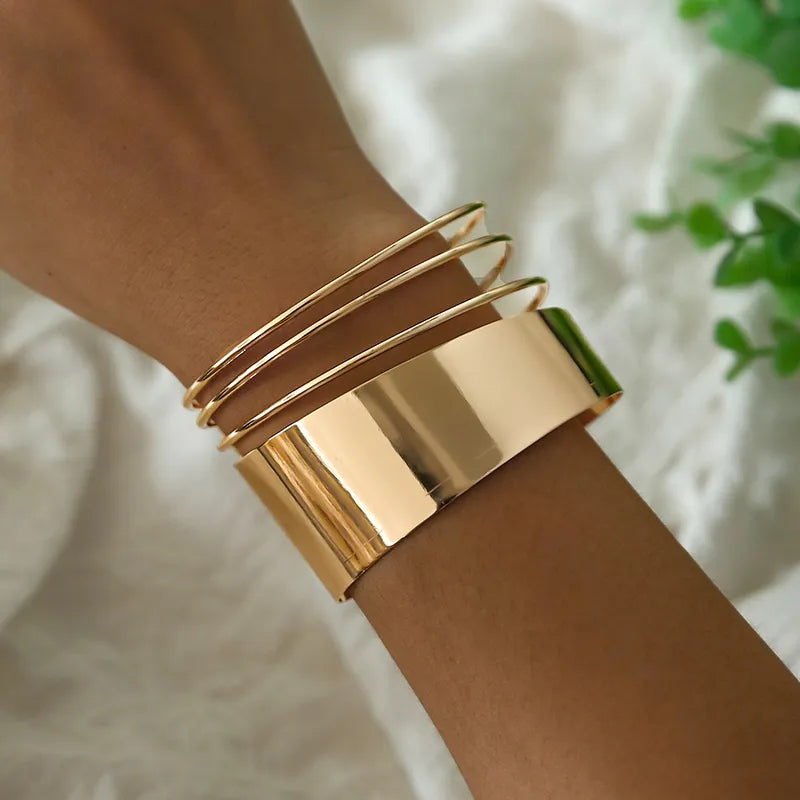 Goldenes Armband Set, glänzend, modern, Armreif, Schmuck, Damenmode, Accessoire, elegant.