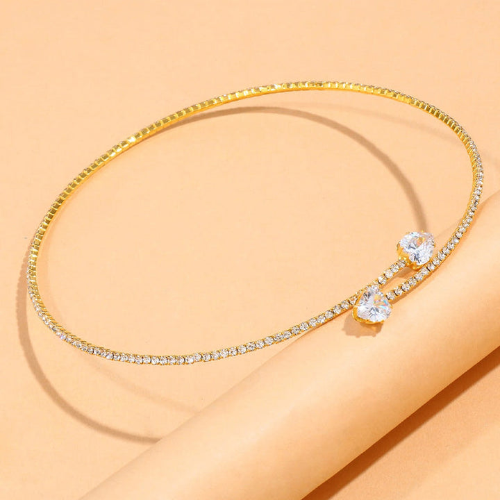 Goldenes Armreif mit Zirkonia-Steinen, elegantes Schmuckstück, Damen-Accessoire, modisch.