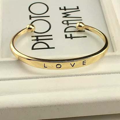 Goldenes Armband mit "LOVE"-Gravur, elegantes Design, Modeschmuck, Geschenkidee.