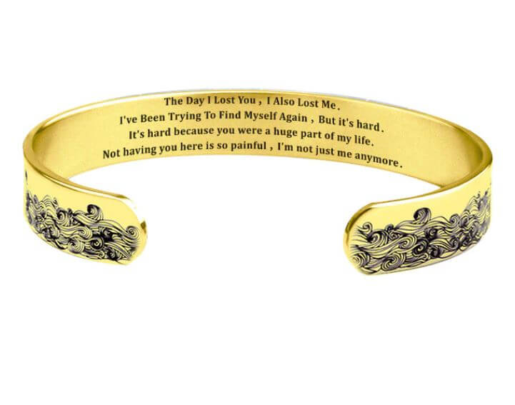 Goldenes Armband mit Gravur, Wellenmuster, Edelstahl, personalisiertes Schmuckstück, Geschenkidee.