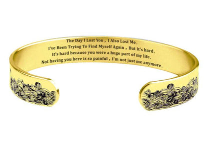 Goldenes Armband mit Gravur, Wellenmuster, Edelstahl, personalisiertes Schmuckstück, Geschenkidee.