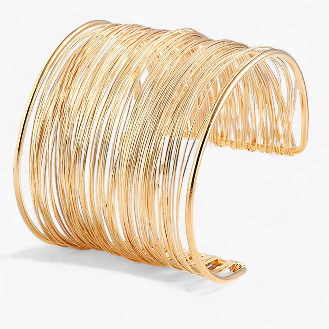 Goldenes Armreif-Set aus dünnen Metallringen, modisches Schmuckaccessoire für Damen.