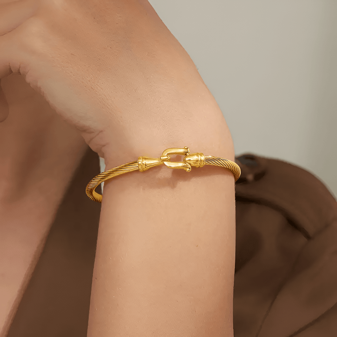 Goldenes Armreif aus Edelstahl, elegantes Design, Damenmode, Schmuckaccessoire.