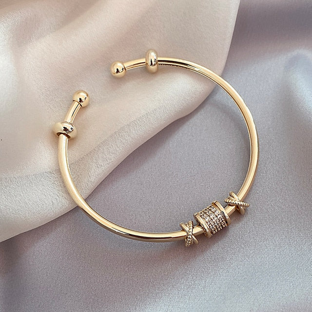 Goldenes Armreif mit Zirkonia, elegantes Design, Schmuck für Damen, Geschenkidee, modisch.