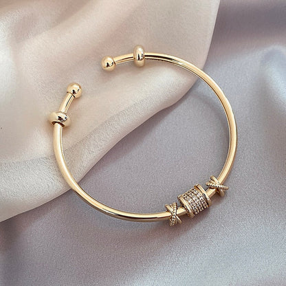 Goldenes Armreif mit Zirkonia, elegantes Design, Schmuck für Damen, Geschenkidee, modisch.