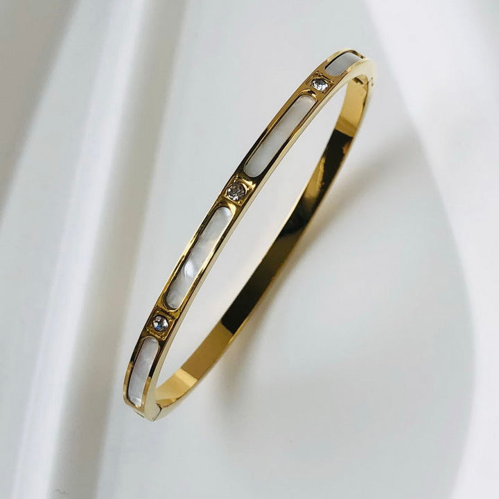 Goldener Edelstahl-Armreif mit Zirkon, wasserdicht, luxuriöses Design für Damen.