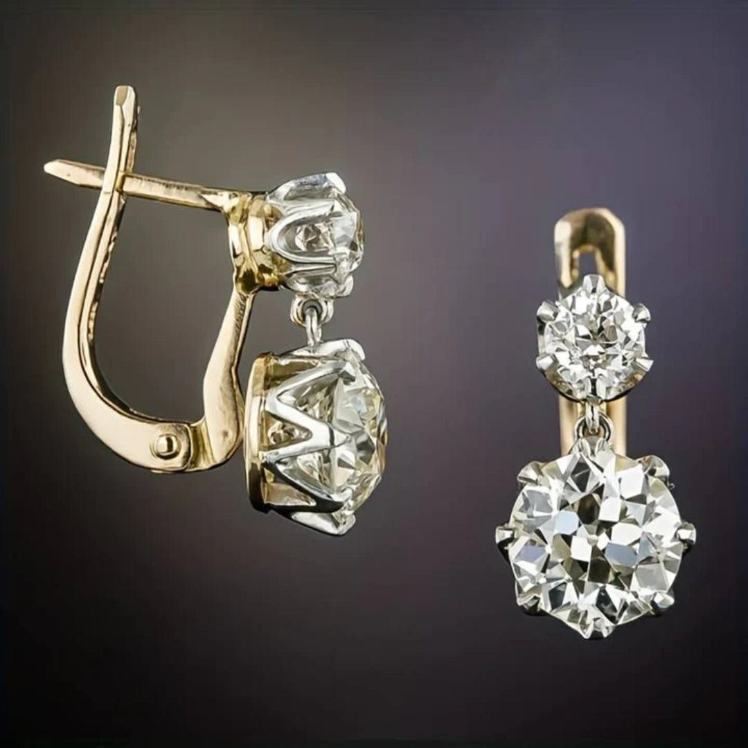 Goldene Ohrringe mit Diamanten, elegantes Schmuckdesign, luxuriöse Accessoires, Geschenkideen.