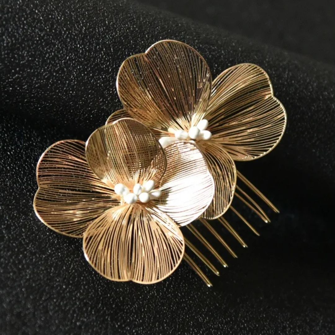 Goldene Haarspange mit Blumenmotiv, filigran, elegant, für Hochzeiten, handgefertigt.