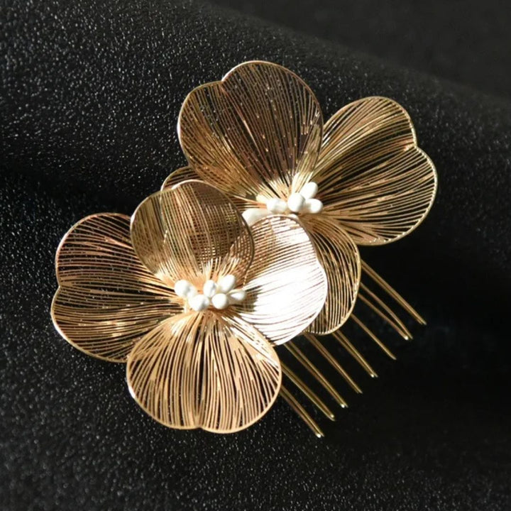 Goldene Haarspange mit Blumenmotiv, filigran, elegant, für Hochzeiten, handgefertigt.