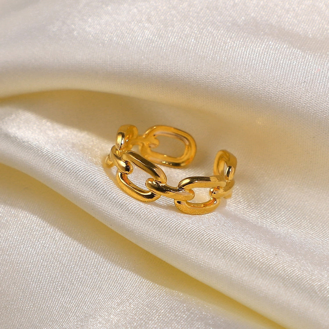 Goldener Kettenring auf Seidenstoff, verstellbar, modisches Schmuckstück, elegantes Design.